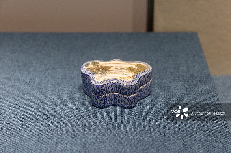 民国丨粉彩山水人物纹蝶形盒图片素材