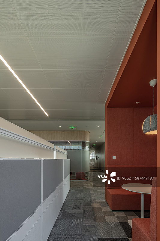 现代办公区走廊与工位区图片素材