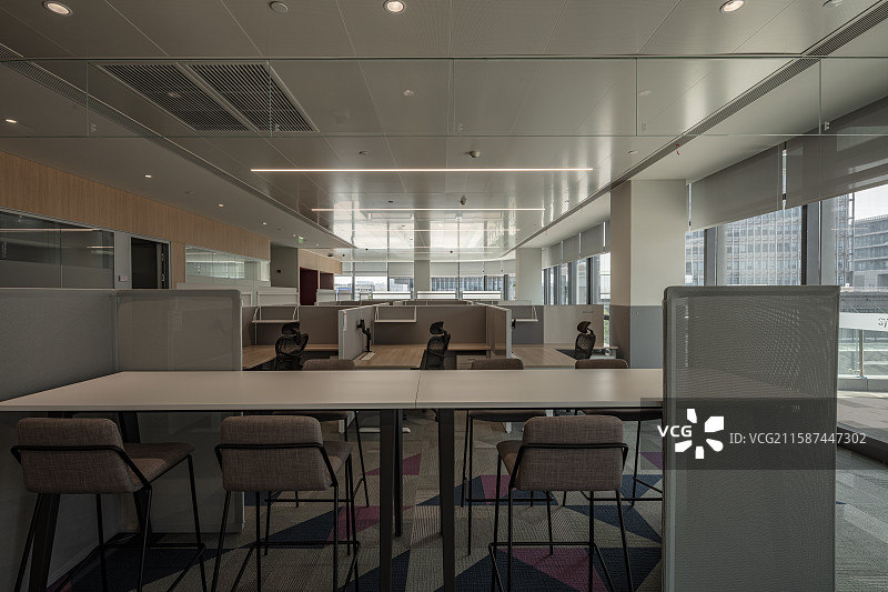 开放工位与员工交流空间图片素材