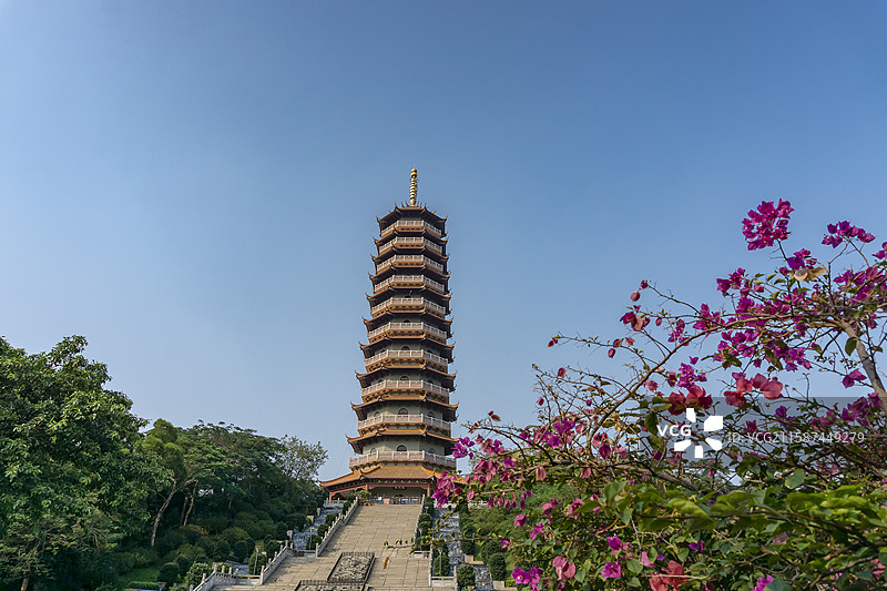 中国广东省江门市白水带风景区上山的龙光塔图片素材