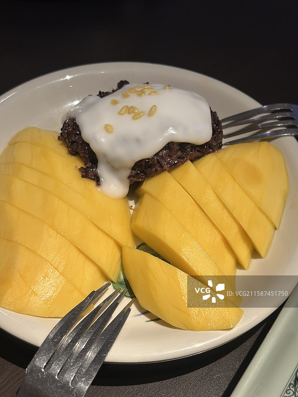 东南亚料理 椰汁芒果糯米饭图片素材