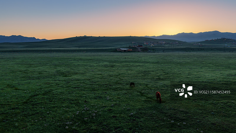天河初燃   橙穹牧野图片素材