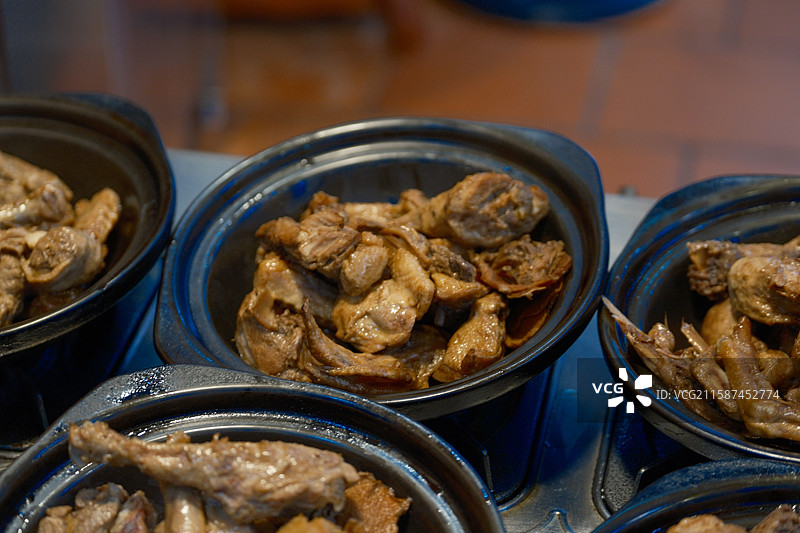 闽味特色：砂锅中的姜母鸭图片素材