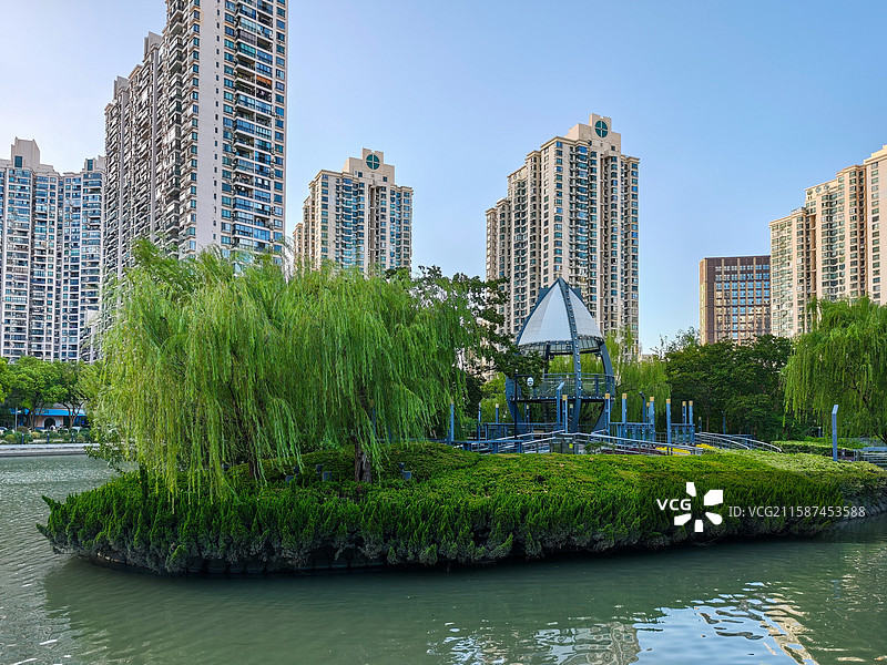上海市普陀区苏州河梦清园环保主题公园·大鱼岛及岛上钢结构观景阁（苏州河上人工堆积的第一大岛）图片素材