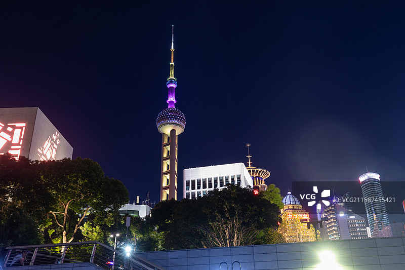 上海市浦东新区 夜幕下的东方明珠塔近景图片素材