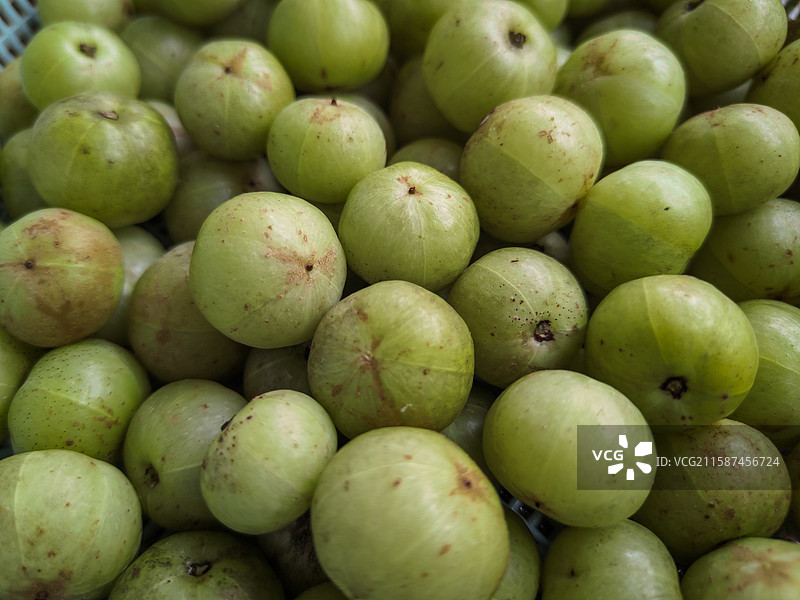 篮子里的油甘果图片素材