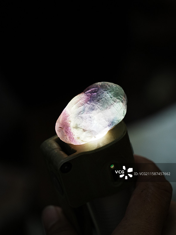 掌心的幻彩：自然之石的灵韵图片素材