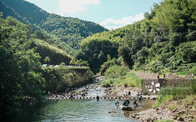 河边大树下人们休闲娱乐场景图片素材