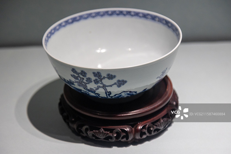 清乾隆丨青花山水纹瓷碗图片素材