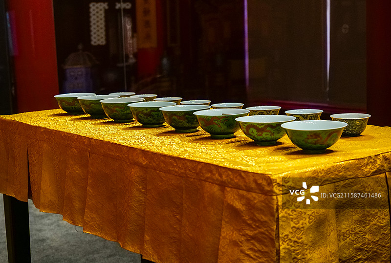 绿地紫彩锥拱云龙纹碗 清代 北京故宫博物院陶瓷馆图片素材