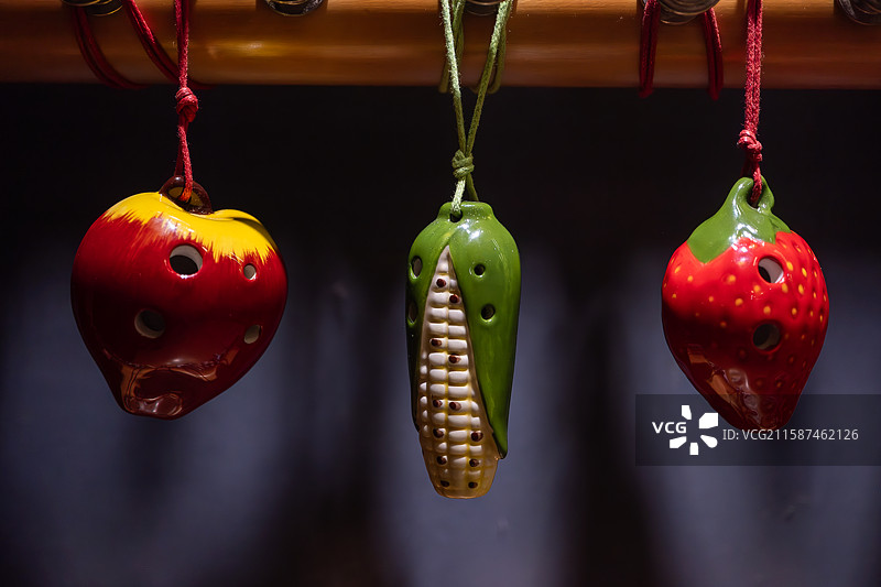 中国历史文化名街扬州东关街商家展示的五颜六色的水果造型陶笛图片素材