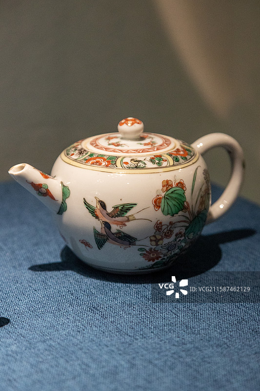 清康熙丨五彩描金莲荷纹执壶图片素材