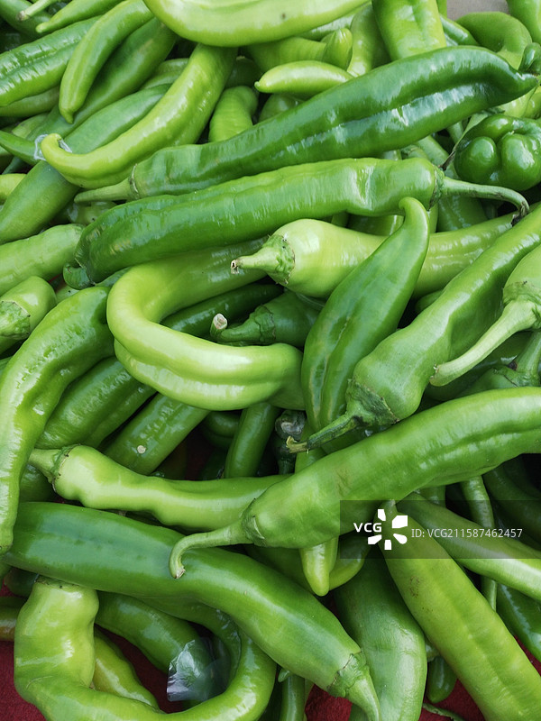 城市早市菜市场上新鲜的蔬菜水果。心里美萝卜红萝卜绿萝卜莴笋紫豆角红薯尖椒青苹果红苹果油菜绿西兰花图片素材