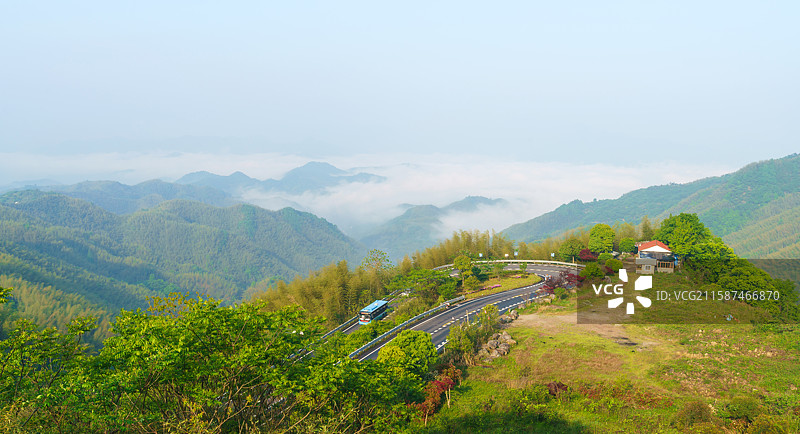 四明山盘山公路弯道云海图片素材