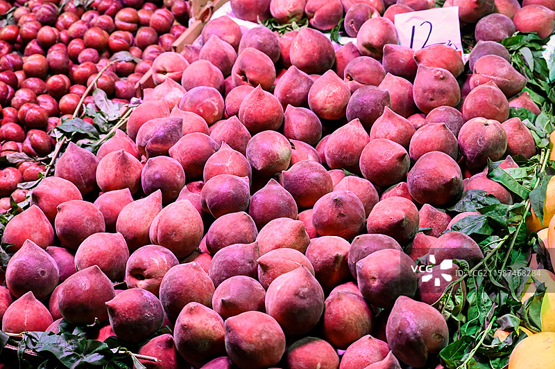 广西南宁夜市夜宵旅游水蜜桃摊位图片素材