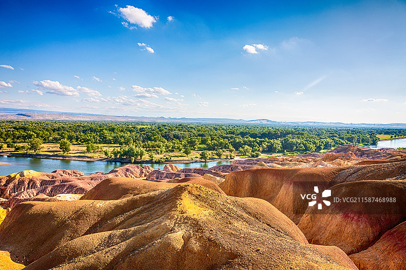 五彩河岸图片素材