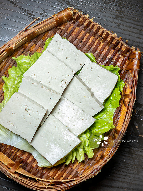 竹篮里用于涮火锅的新鲜切片老豆腐图片素材