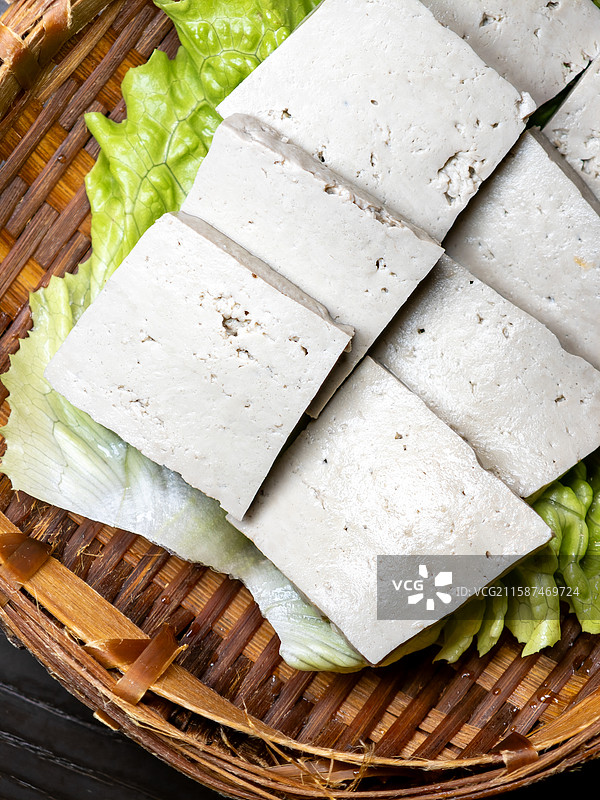 竹篮里用于涮火锅的新鲜切片老豆腐图片素材