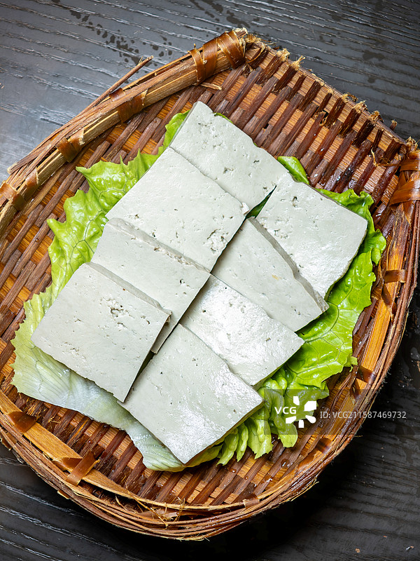 竹篮里用于涮火锅的新鲜切片老豆腐图片素材