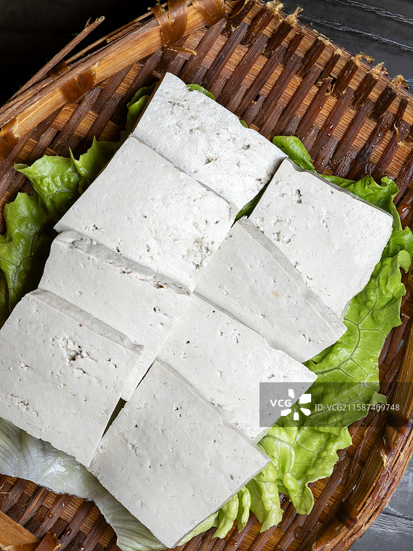 竹篮里用于涮火锅的新鲜切片老豆腐图片素材