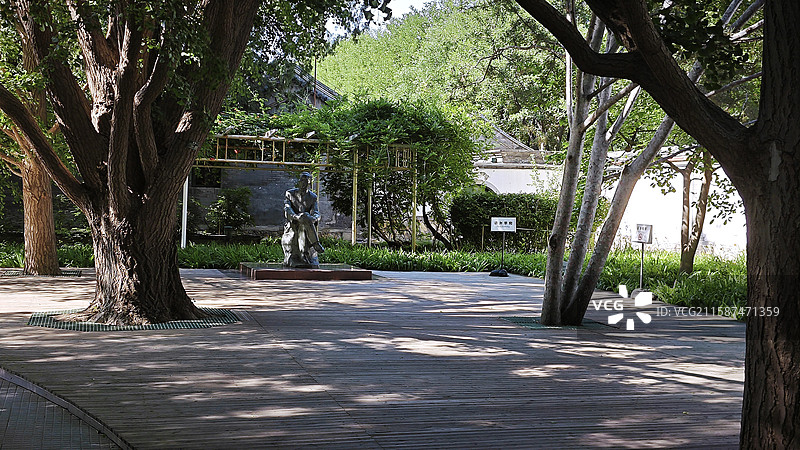 北京前海西街18号郭沫若故居清朝恭王府马号庭院雕塑模型展厅文物海棠树和猫图片素材