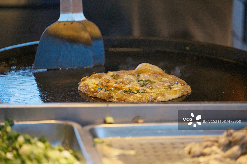 闽南美味小吃：海蛎煎蚵仔煎的烹饪呈现图片素材