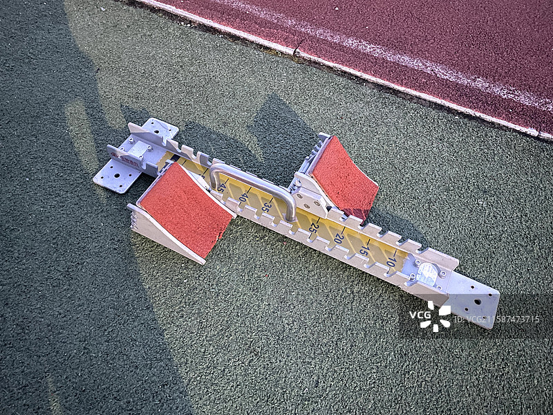 体育场田径跑道上的起跑器图片素材