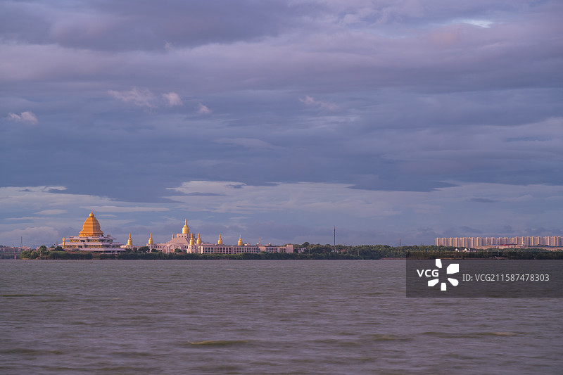 武汉江夏，汤逊湖早霞，长岛，莲华寺图片素材