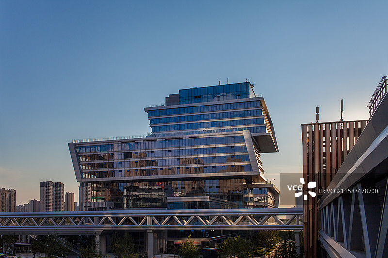 蓝天白云下的城市建筑图片素材