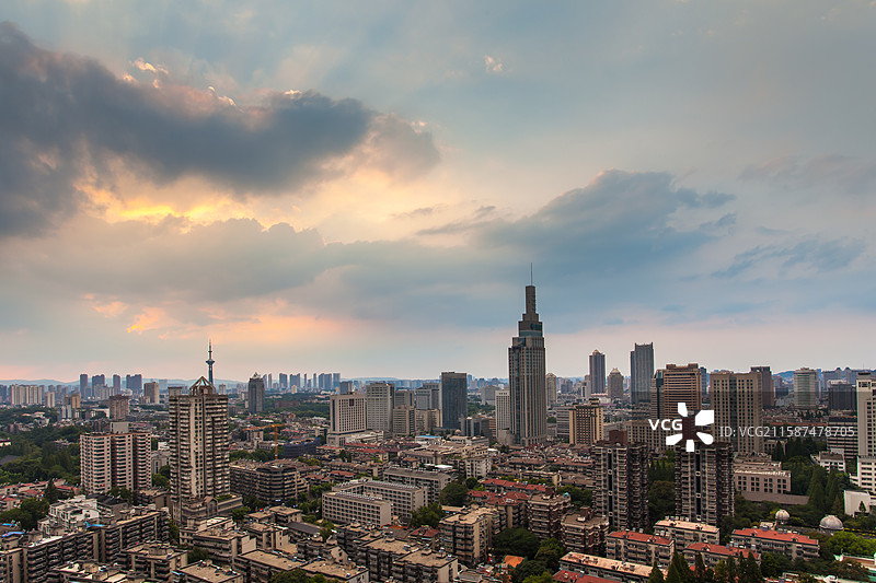 蓝天白云下的城市建筑图片素材