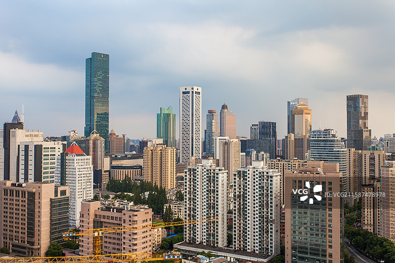 蓝天白云下的城市建筑图片素材