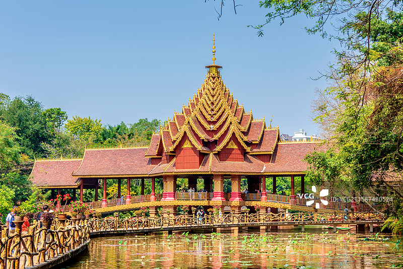 中国云南西双版纳景洪曼听御花园的廊桥图片素材