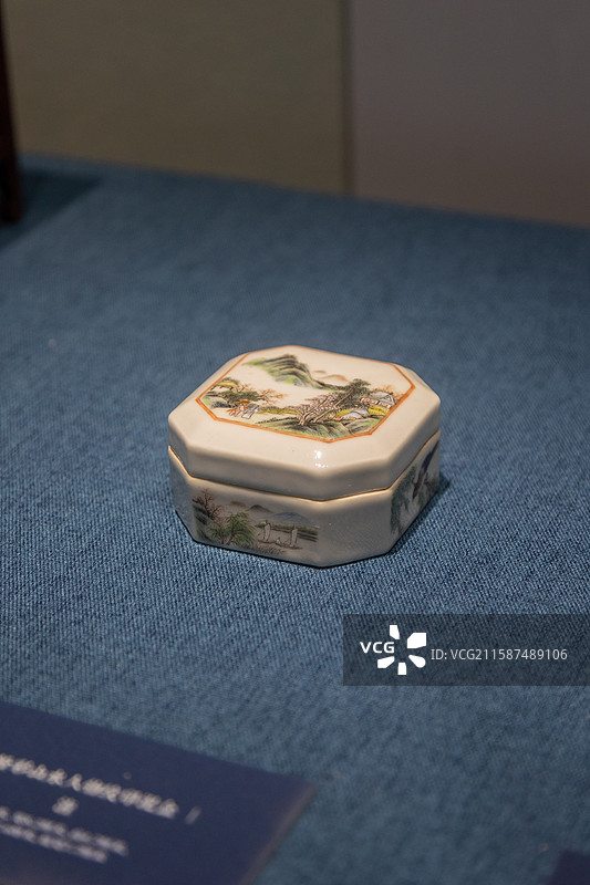 清代丨粉彩山水人物纹印泥盒图片素材