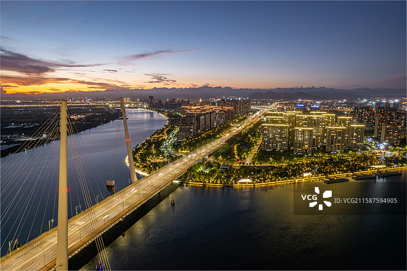 宁波青林湾大桥火烧云夜景天一生水图片素材