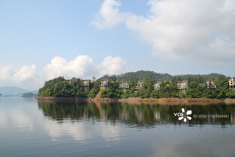 秀丽千岛湖宁静湖面与青山相映图片素材