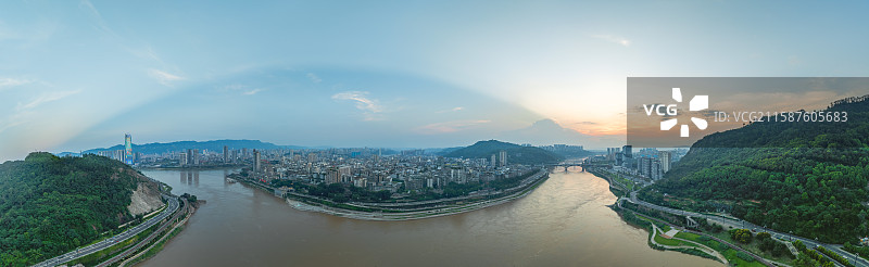 天空褪去了炽热，江水依旧奔流图片素材