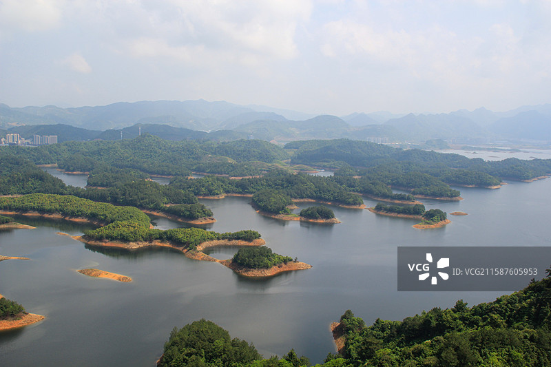 秀丽杭州千岛湖湖中群岛，绿树环绕航拍视角图片素材