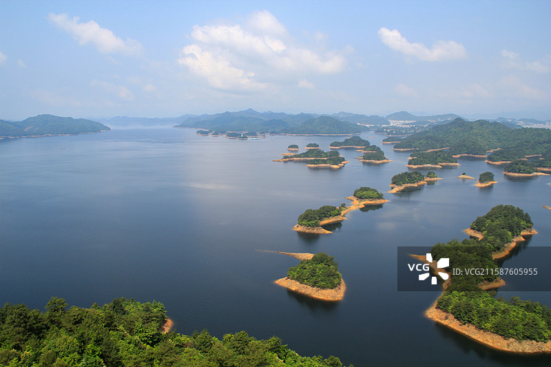秀丽杭州千岛湖湖中群岛，绿树环绕航拍视角图片素材