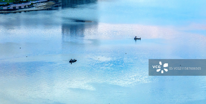 《天光云影见渔舟》图片素材