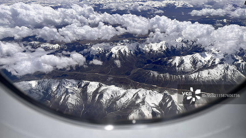新疆北疆飞机窗外雪山图片素材