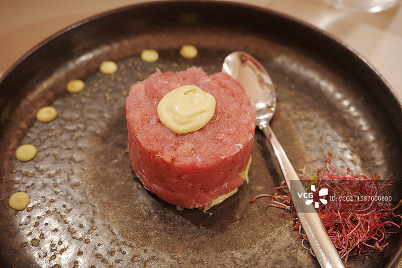 生金枪鱼塔塔特写，精致美食图片素材