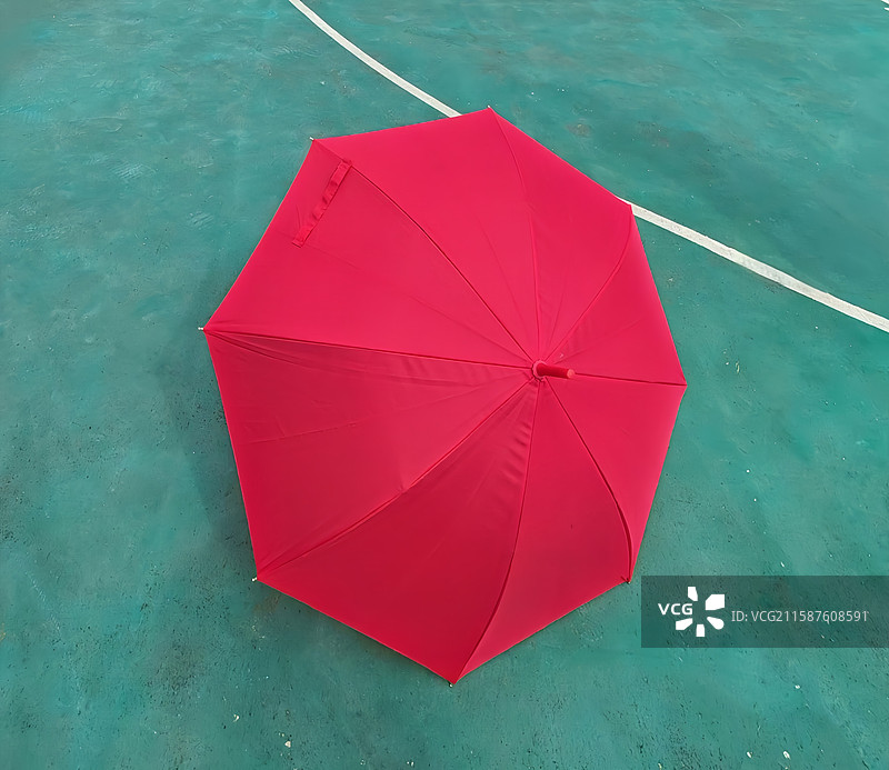 红与绿的色彩碰撞 绿场作笺红伞作墨白纹添笔静卧成画，红的炽热绿的沉静是撞色诗行，简洁美变成明艳的雅致图片素材