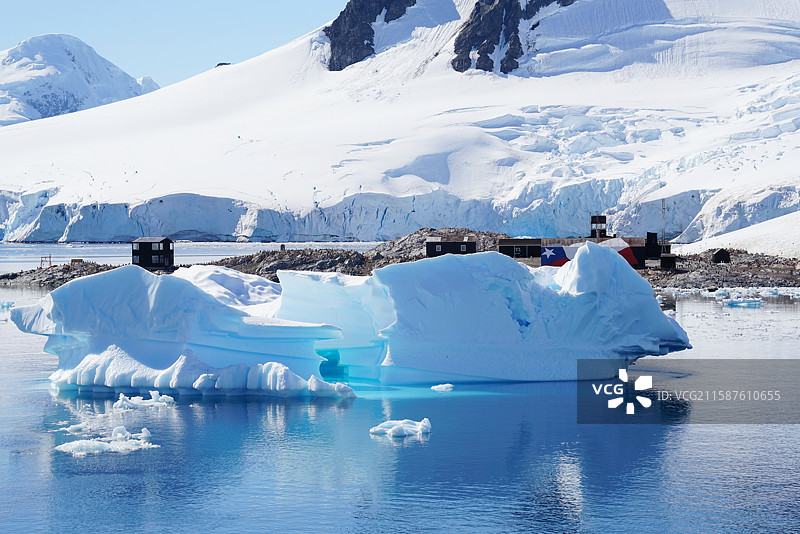 南极的雪山、科考站与浮冰图片素材
