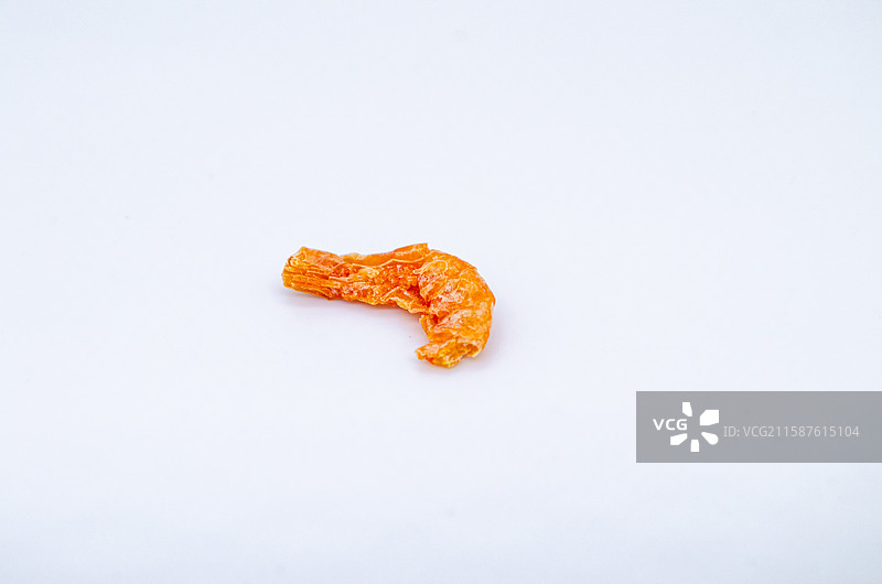 中国传统美食饮食产业影棚拍摄主题，白色背景下一个金黄色的虾仁，室内无人图像摄影图片素材