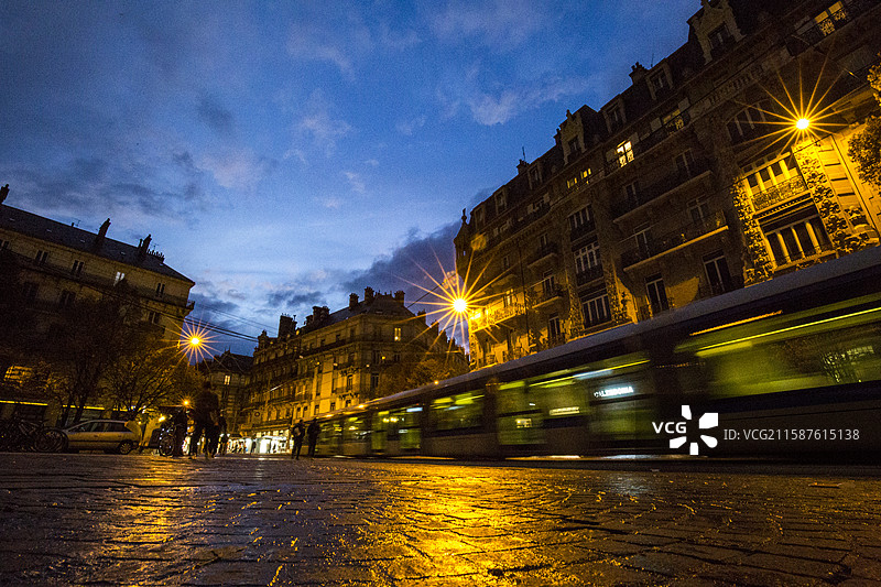 法国东南部城市格勒诺布尔城市夜景，1968年冬奥会举办地图片素材