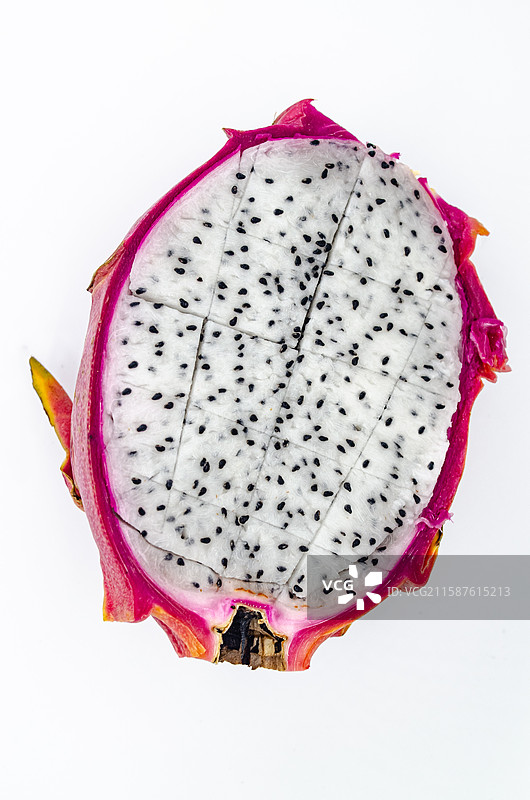 中国传统水果美食饮食产业影棚拍摄主题，白色背景下切开的玫红色的火龙果水果，室内无人图像摄影图片素材