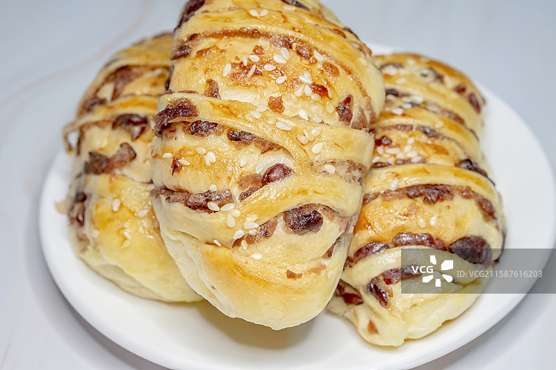 大理石台面上金黄色的烘培面包图片素材