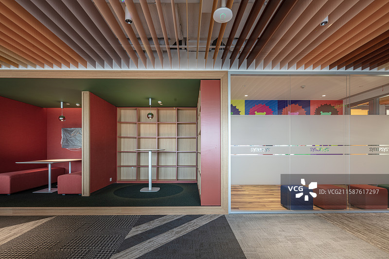 办公室彩色隔断与创意办公空间图片素材