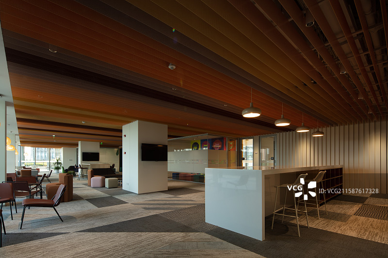 现代办公室前台与休闲洽谈区设计图片素材