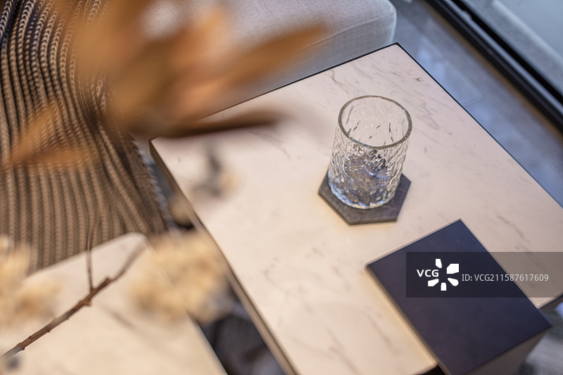 窗台大理石台面与玻璃杯图片素材